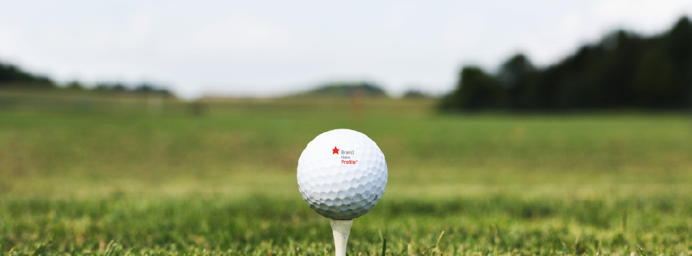 Golfboll med logotyp på golfbana
